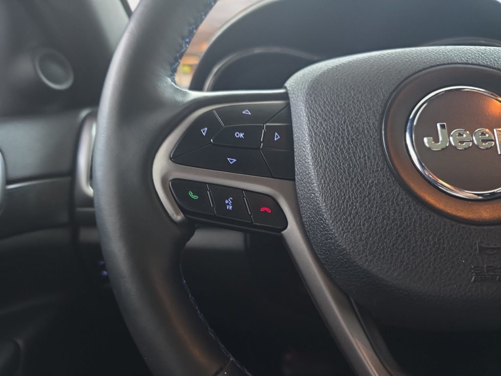 Used 2018 Jeep Grand Cherokee Laredo AWD/4WD image 19