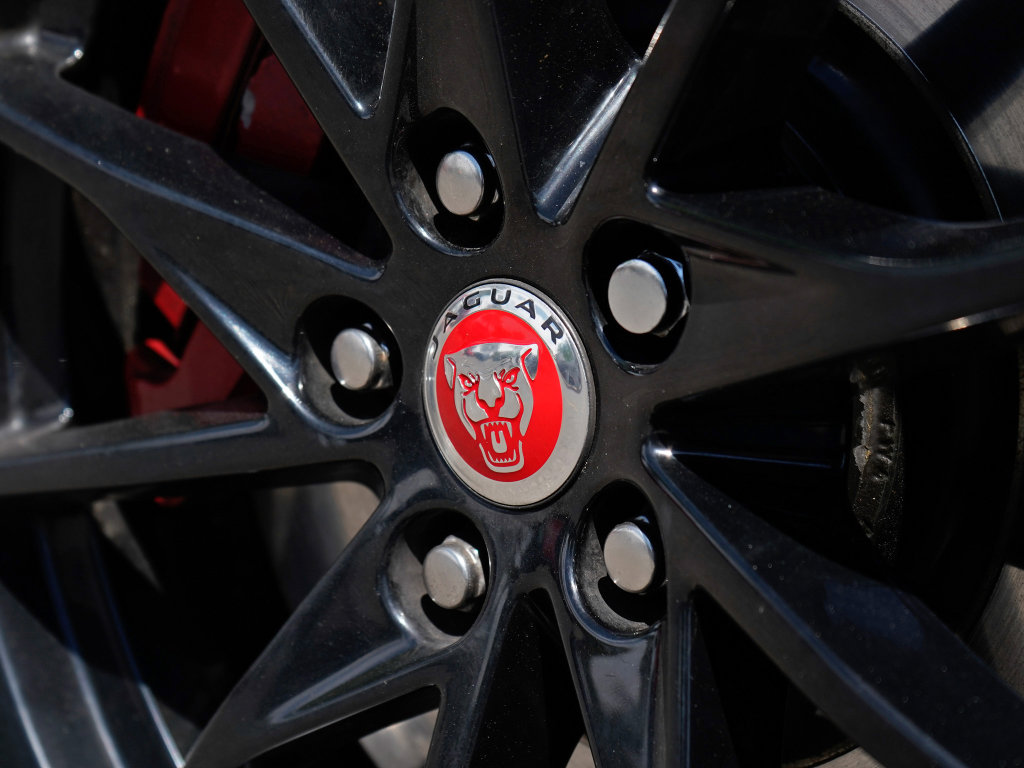 Used 2018 Jaguar F-TYPE Coupe RWD image 7