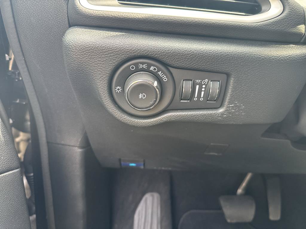 Used 2025 Chrysler Pacifica Select FWD image 19
