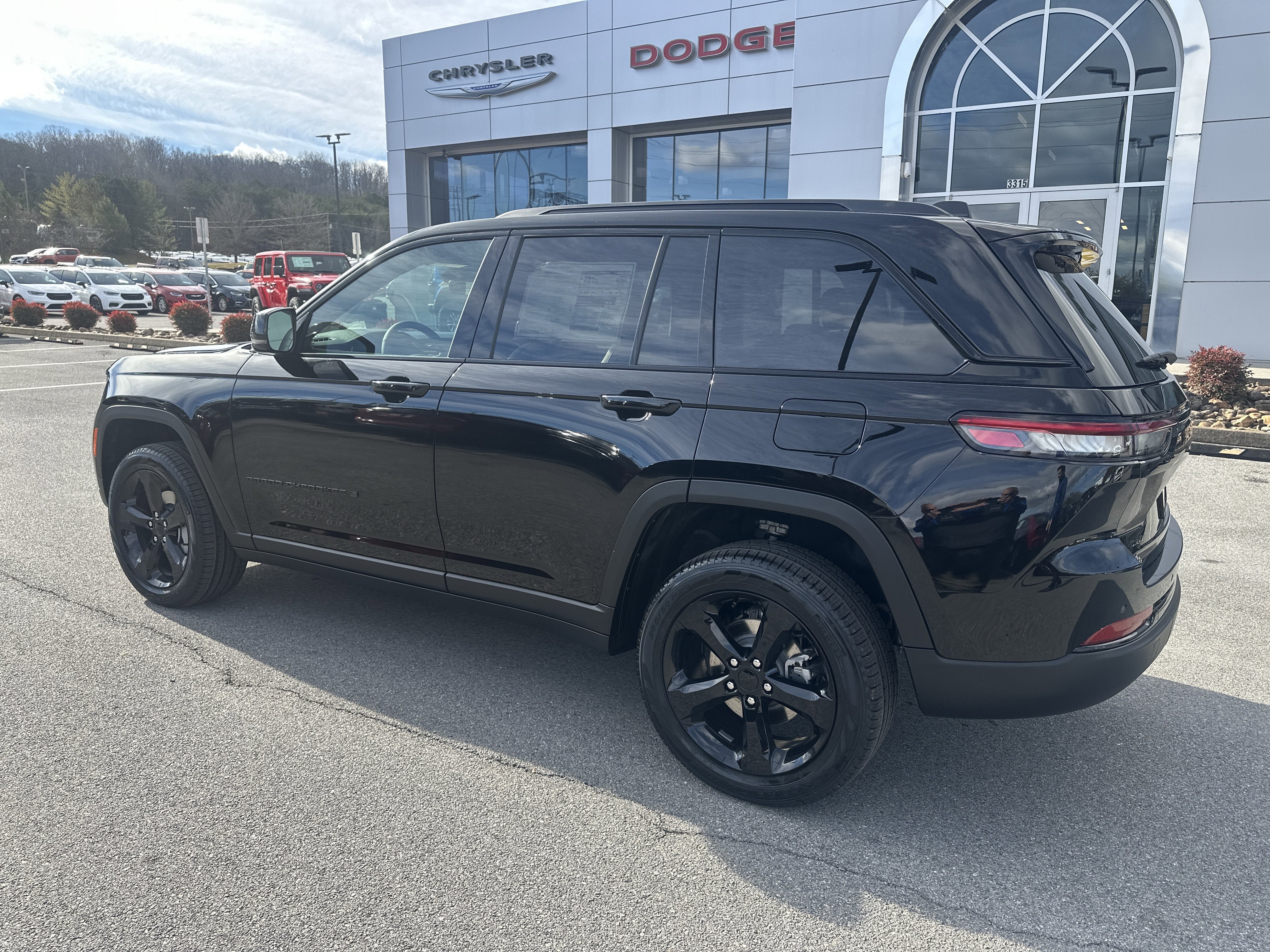 New 2025 Jeep Grand Cherokee Limited w/ Black Appearance Package AWD/4WD image 10