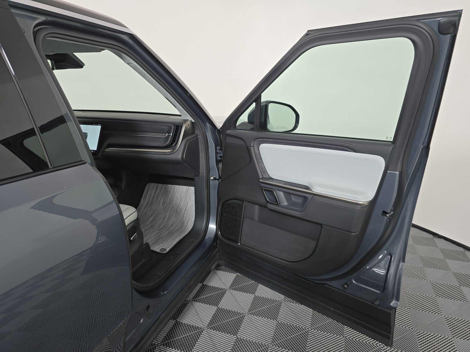 Used 2024 Rivian R1S Adventure AWD/4WD image 18