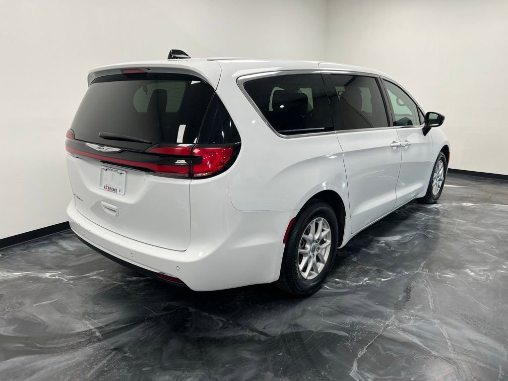 Used 2024 Chrysler Pacifica Touring-L FWD image 21