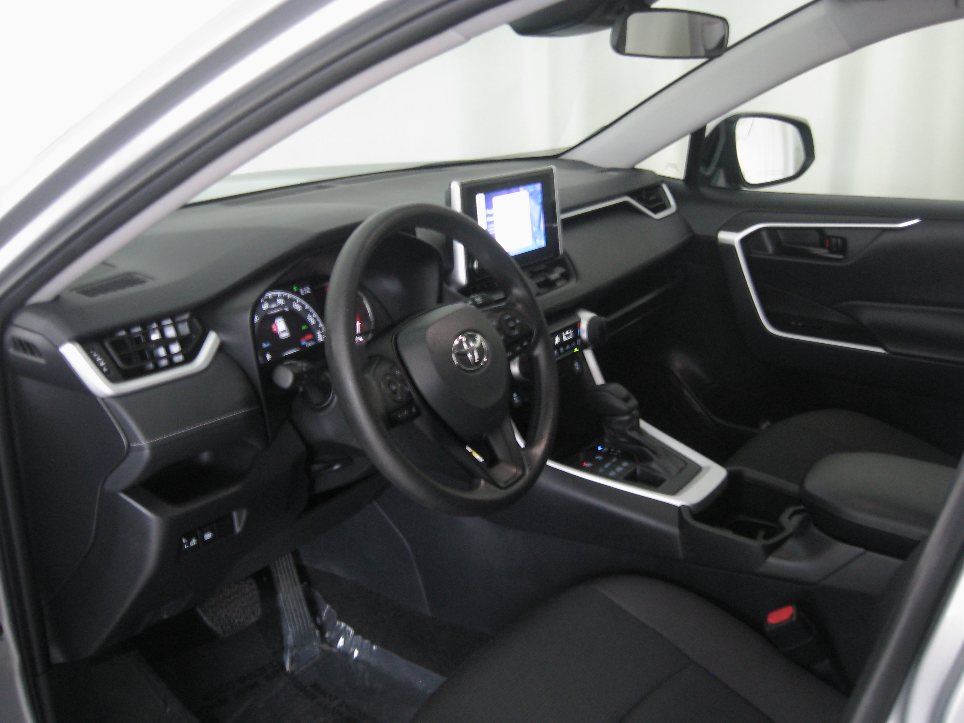 Used 2024 Toyota RAV4 LE image 9