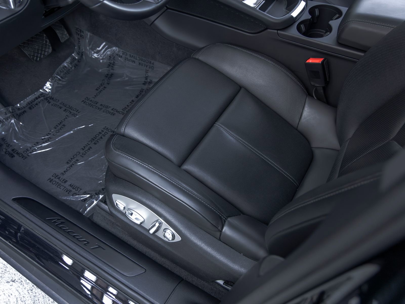 Certified 2023 Porsche Macan Turbo AWD/4WD image 26