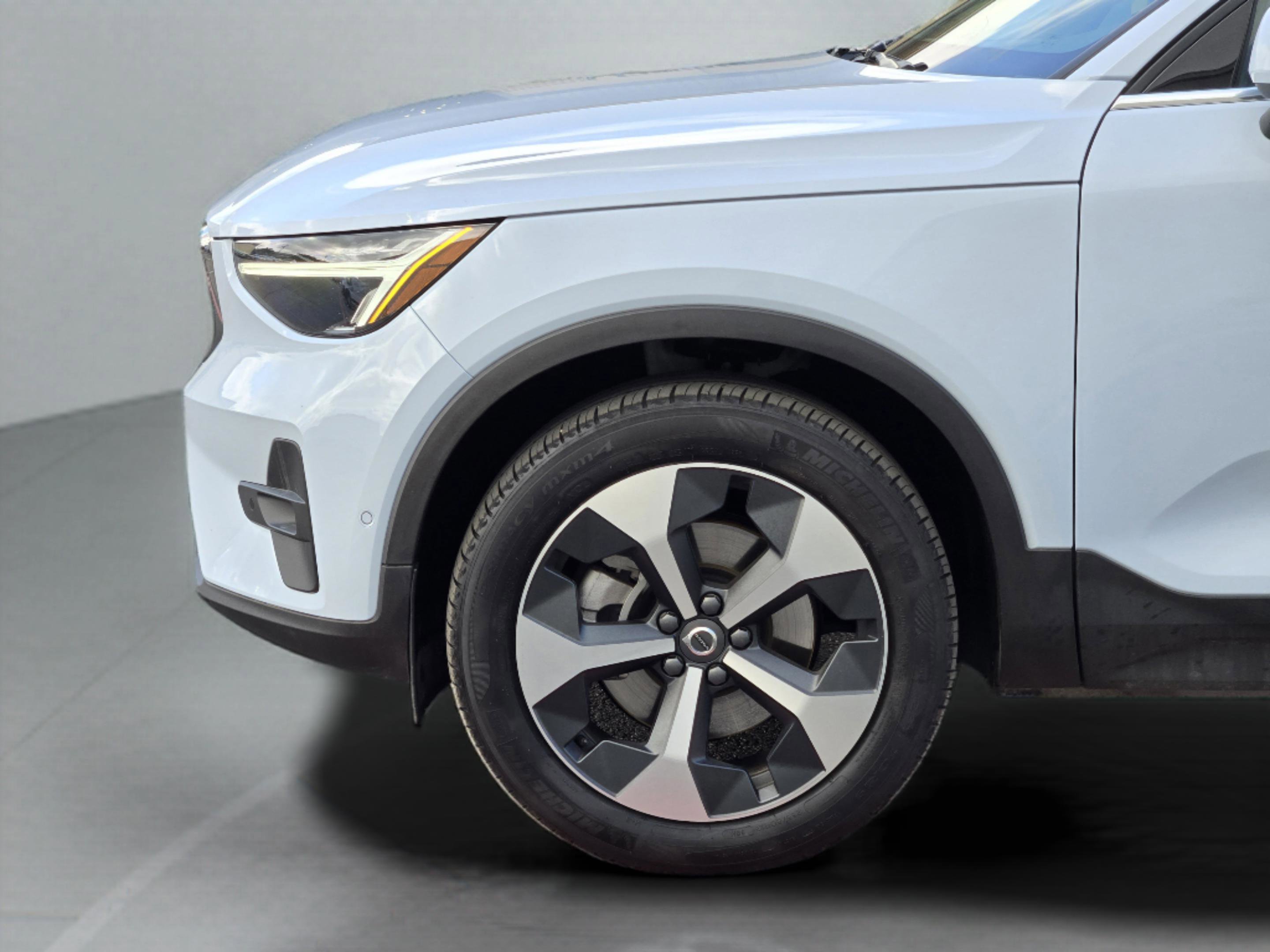 Used 2025 Volvo XC40 B5 Plus image 38