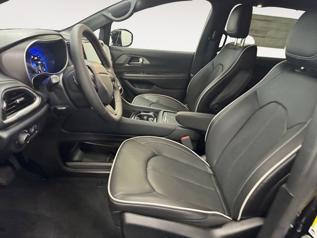 New 2027 Chrysler Pacifica Limited AWD/4WD image 8