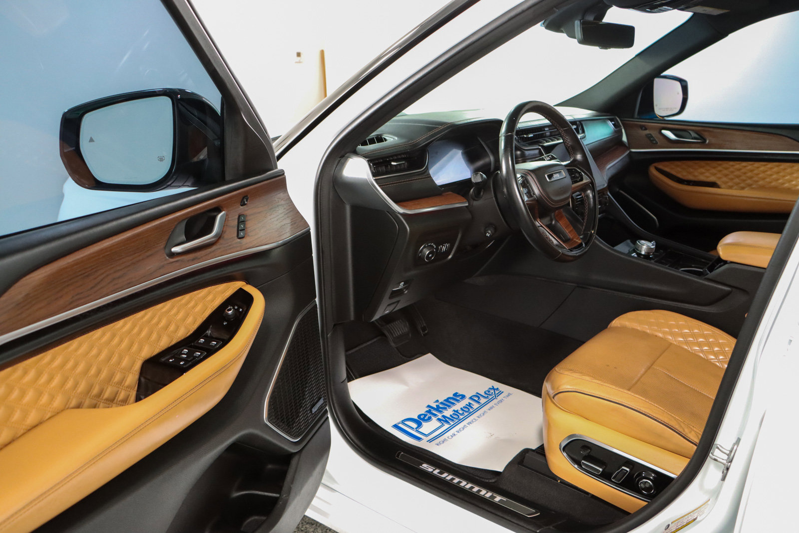 Used 2022 Jeep Grand Cherokee L Summit w/ Advanced Protech Group IV image 3