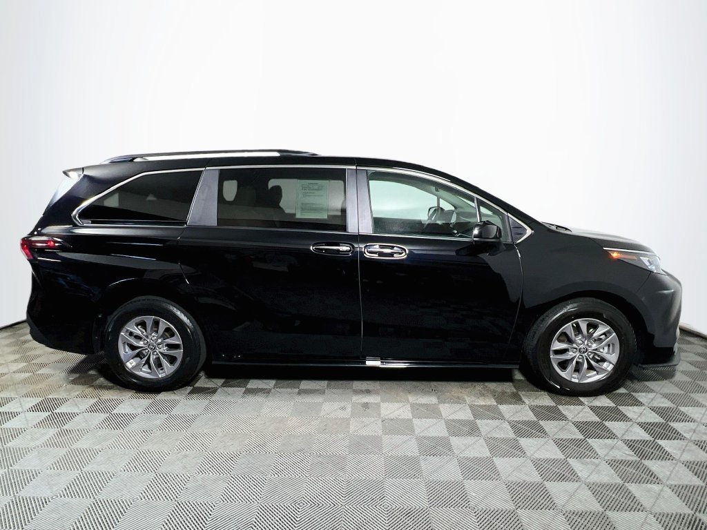 Certified 2025 Toyota Sienna XLE FWD image 8