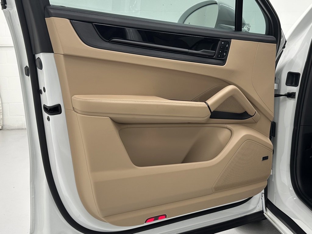 Used 2025 Porsche Cayenne GTS image 23