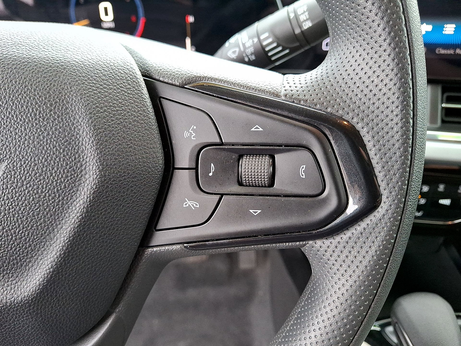 Used 2025 Chevrolet Trax LT FWD image 18