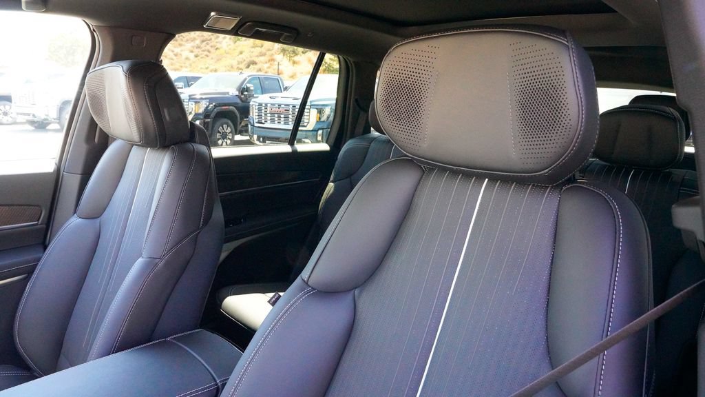 New 2027 Cadillac Vistiq Sport w/ LPO, Floor Liner Package AWD/4WD image 13