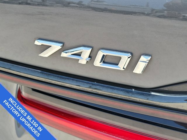 Used 2022 BMW 740i w/ M Sport Package RWD image 11