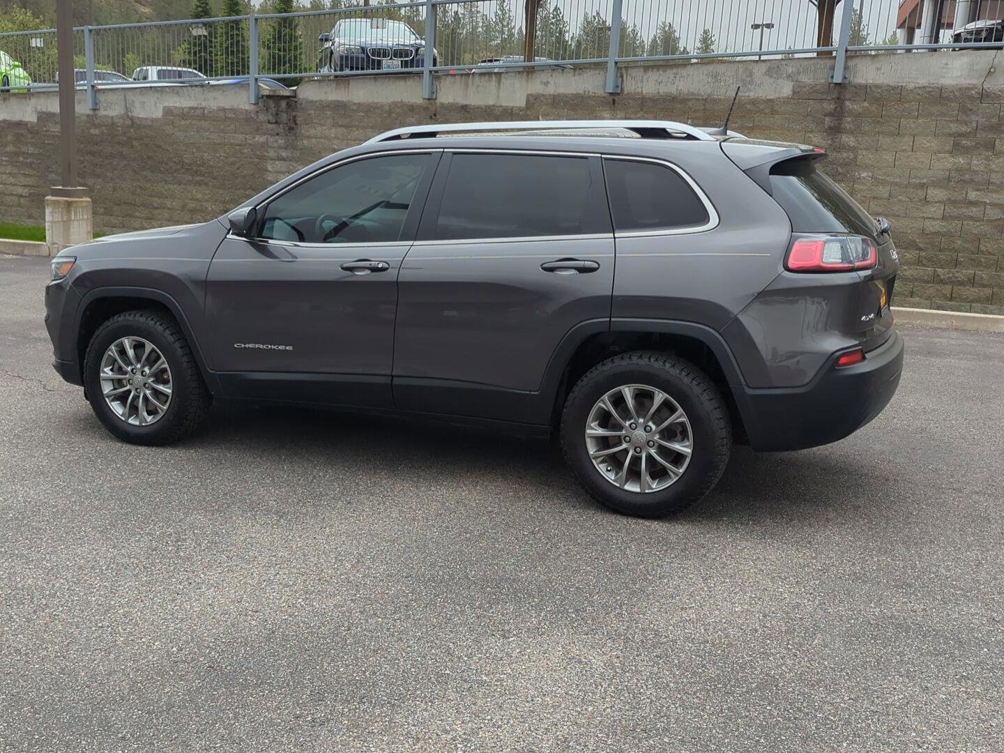 Used 2019 Jeep Cherokee Latitude Plus w/ Cold Weather Group AWD/4WD image 4