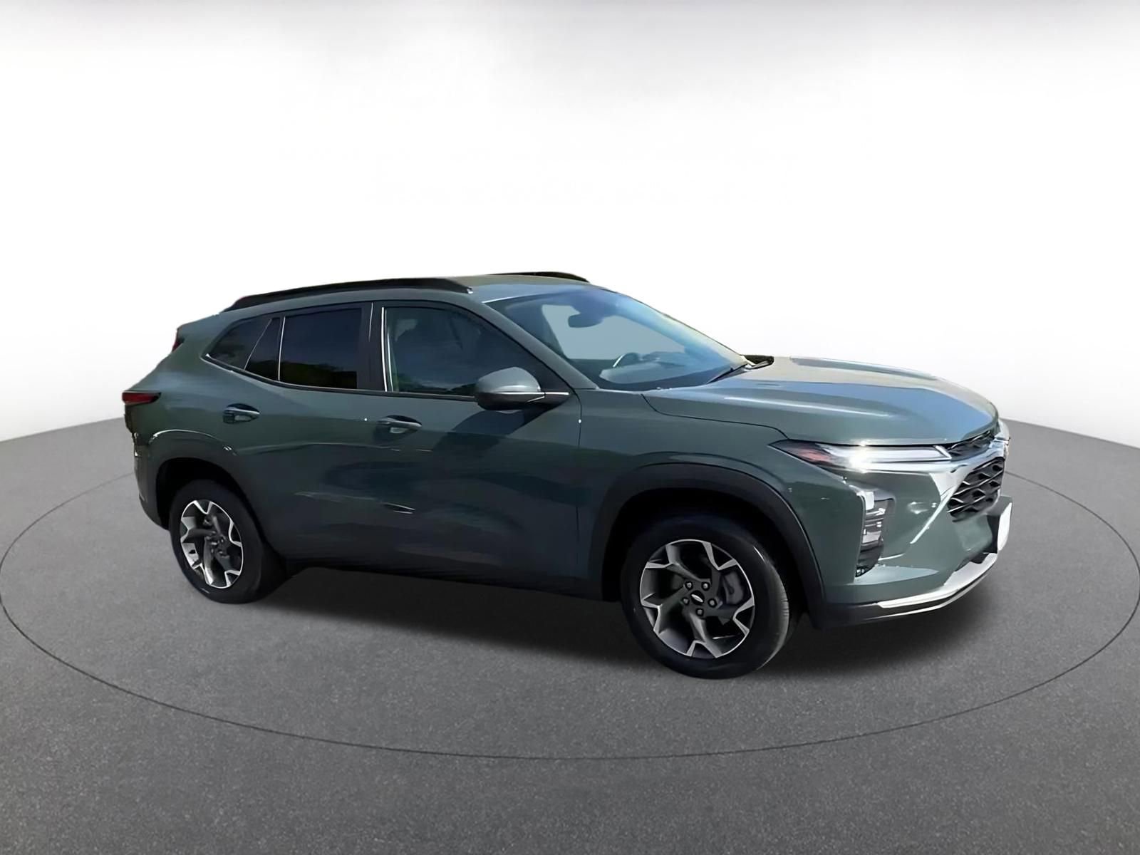 Used 2025 Chevrolet Trax LT w/ LT Convenience Package FWD image 2