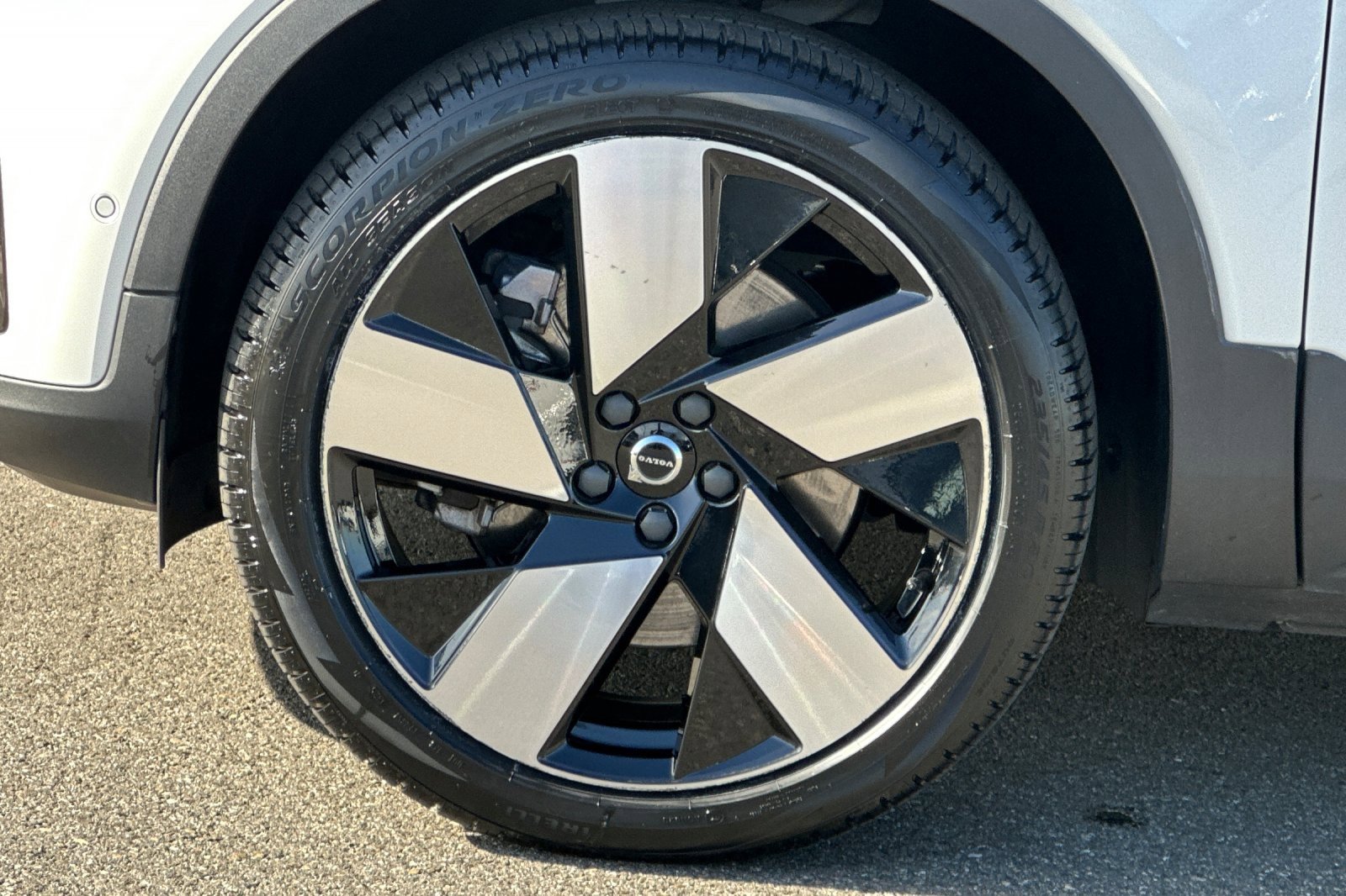 Used 2023 Volvo XC40 Recharge Ultimate image 32