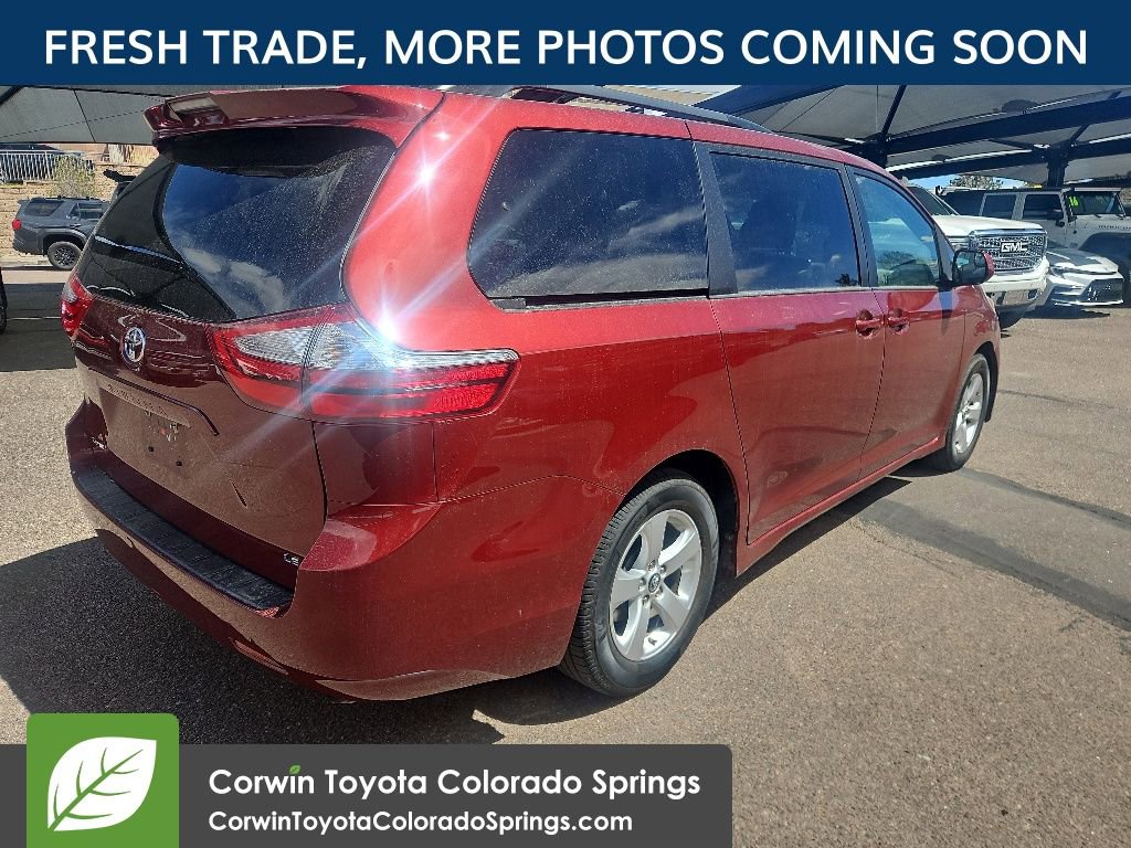 Used 2019 Toyota Sienna LE w/ Carpet Mat Package FWD image 3