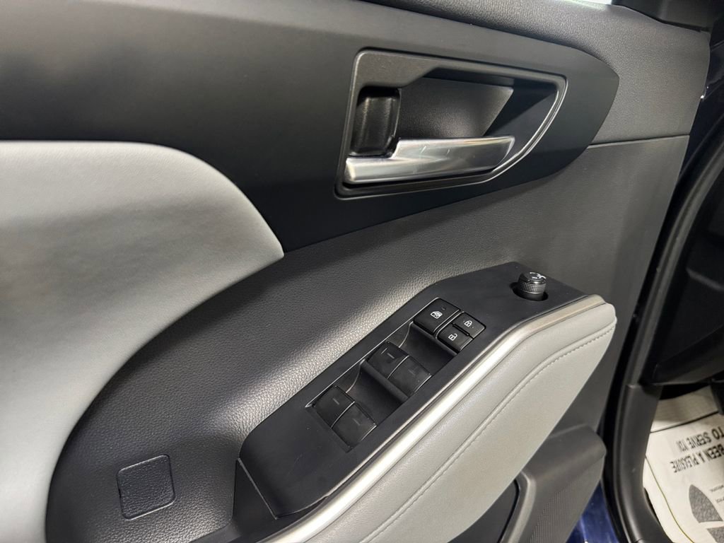 Used 2023 Toyota Highlander XLE image 14