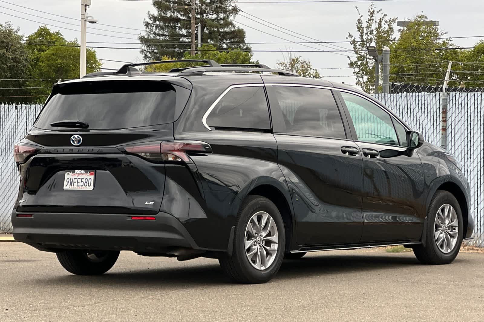 Certified 2025 Toyota Sienna LE FWD image 3