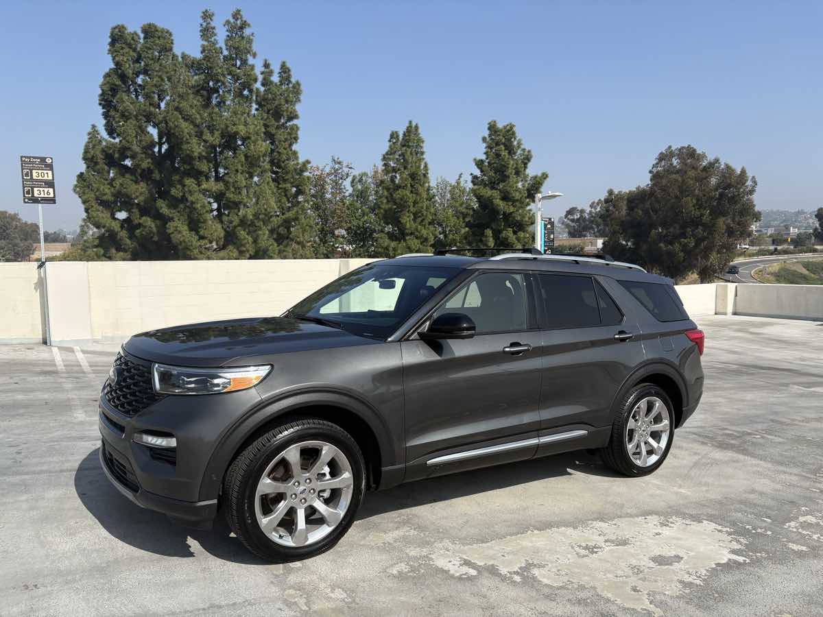 Used 2020 Ford Explorer Platinum w/ Premium Technology Package image 2