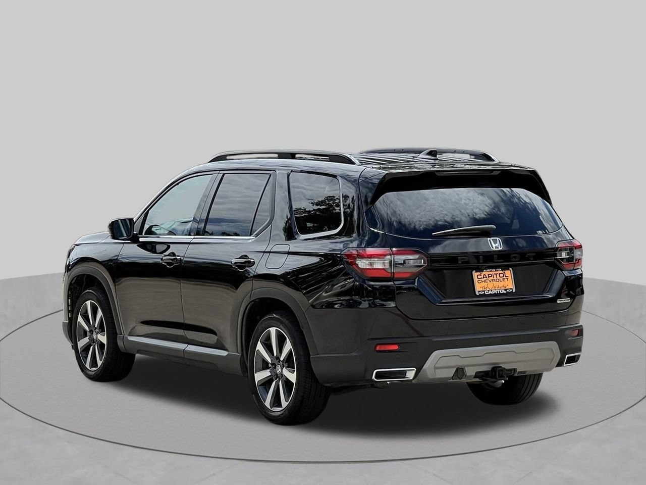 Used 2025 Honda Pilot Touring image 4