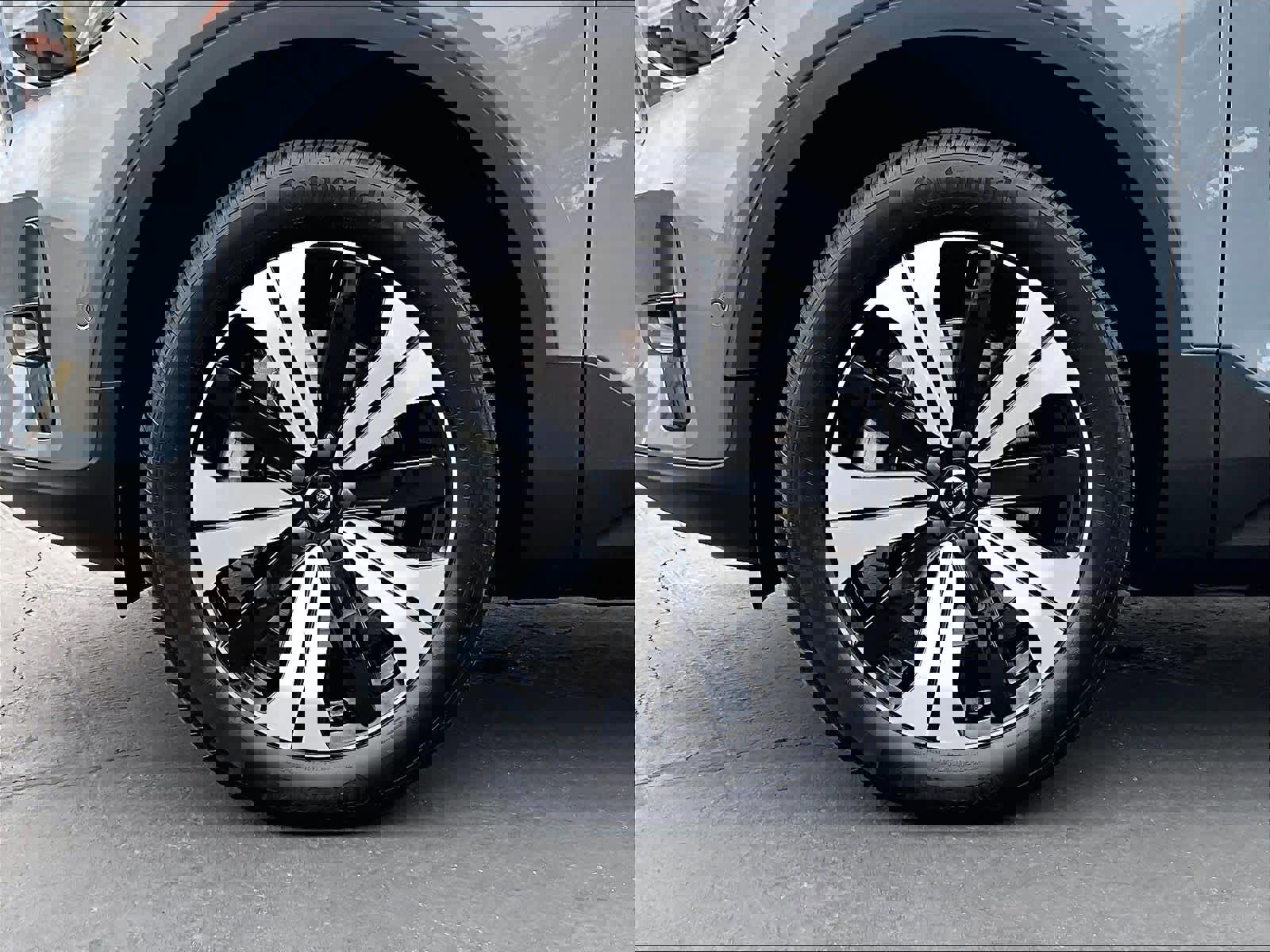 Used 2023 Volvo XC40 Recharge Plus image 12