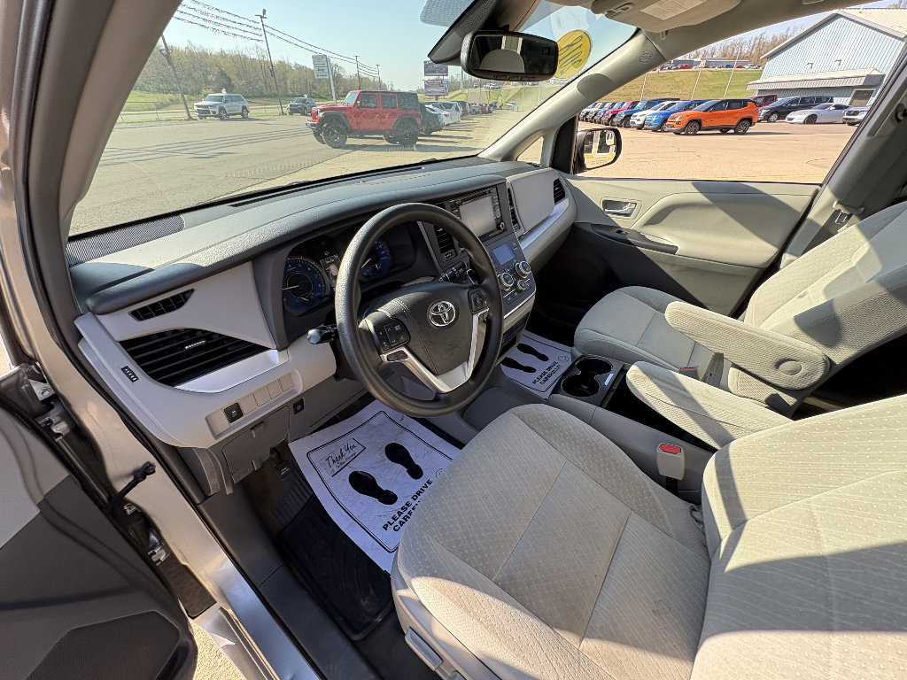 Used 2018 Toyota Sienna LE image 30