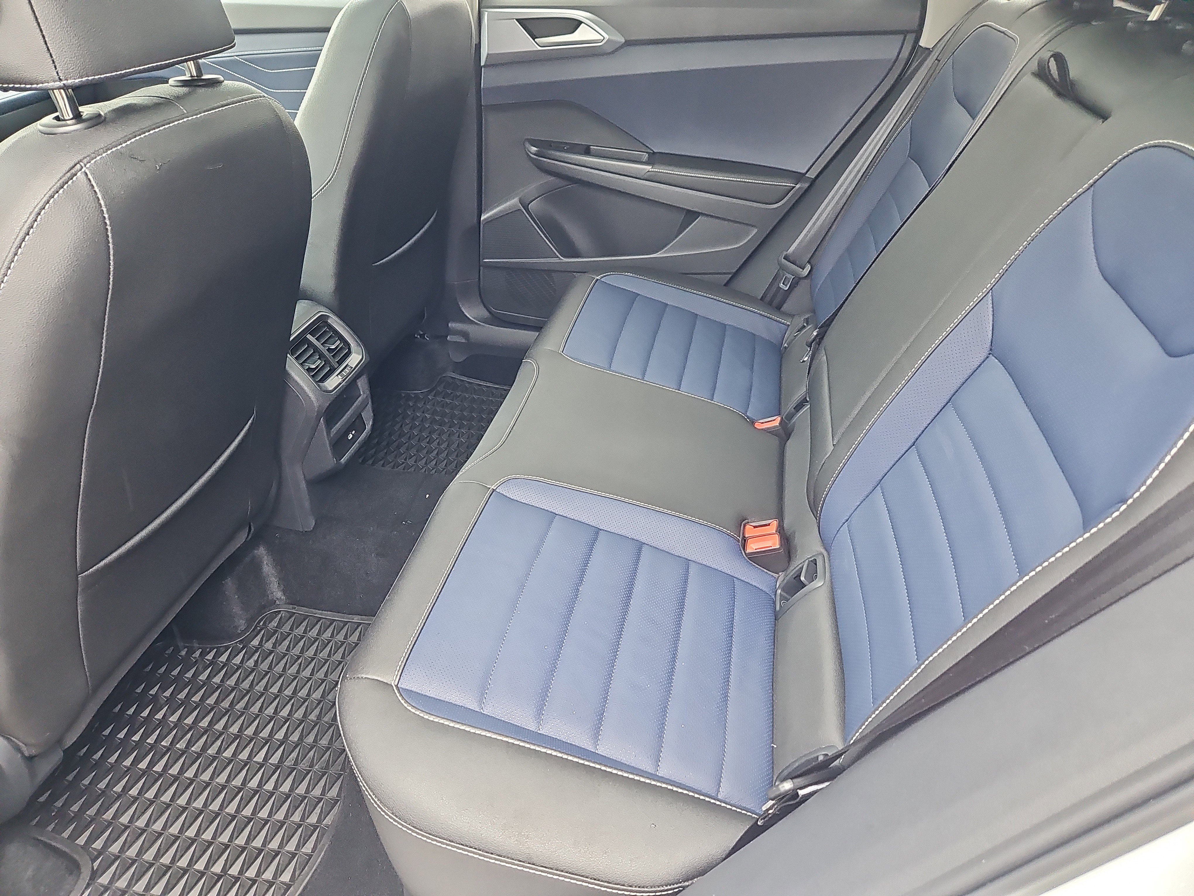 Used 2025 Volkswagen Taos SEL image 32