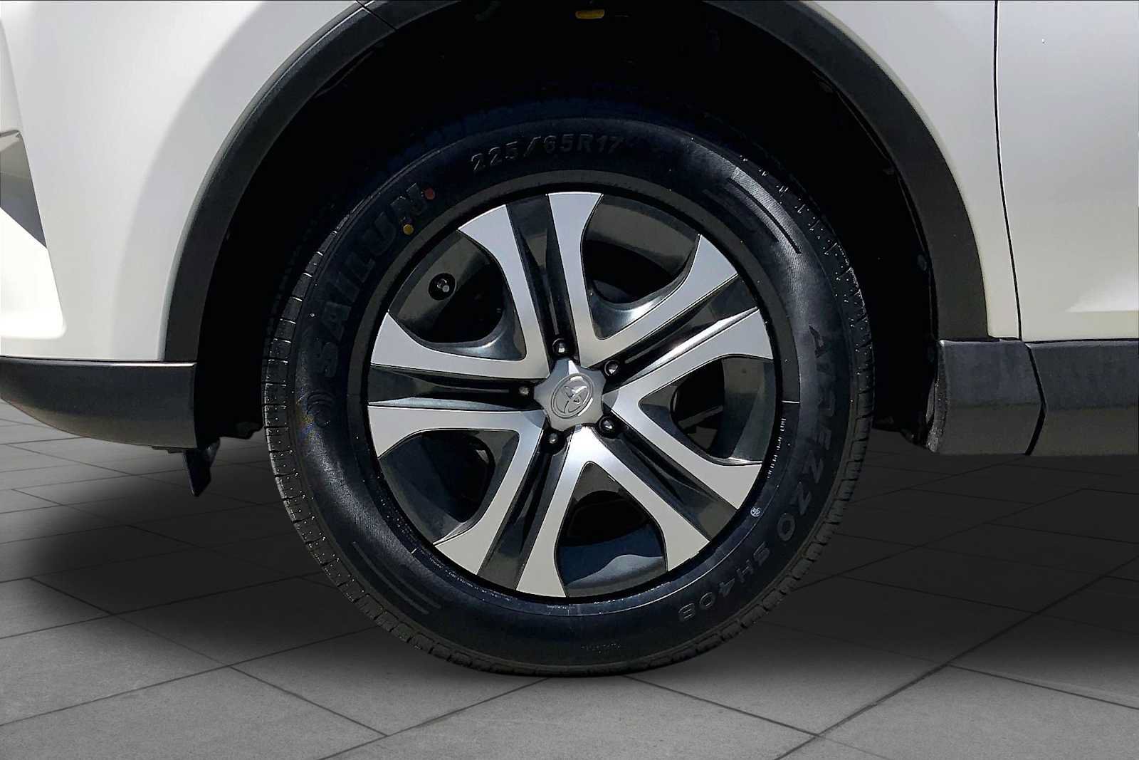Used 2018 Toyota RAV4 LE AWD/4WD image 11
