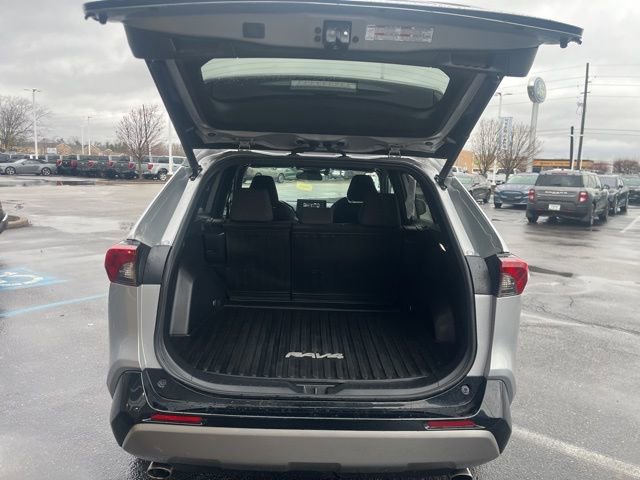 Used 2022 Toyota RAV4 SE image 8