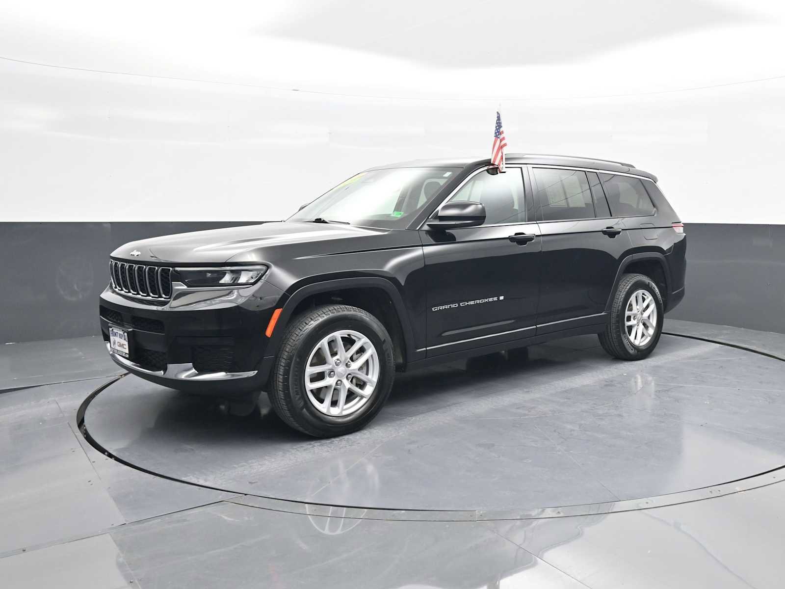 Used 2023 Jeep Grand Cherokee L Laredo image 2