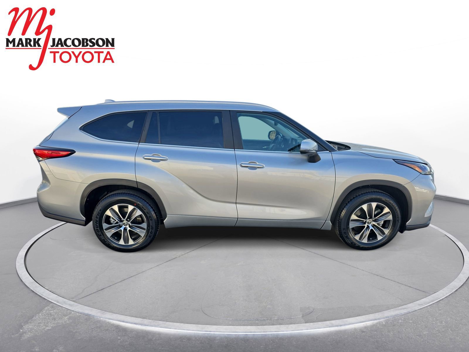 Used 2023 Toyota Highlander XLE image 7