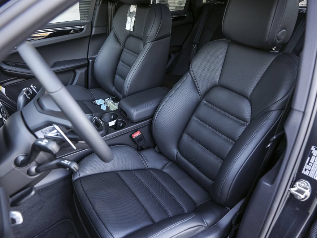 Certified 2026 Porsche Macan AWD/4WD image 5