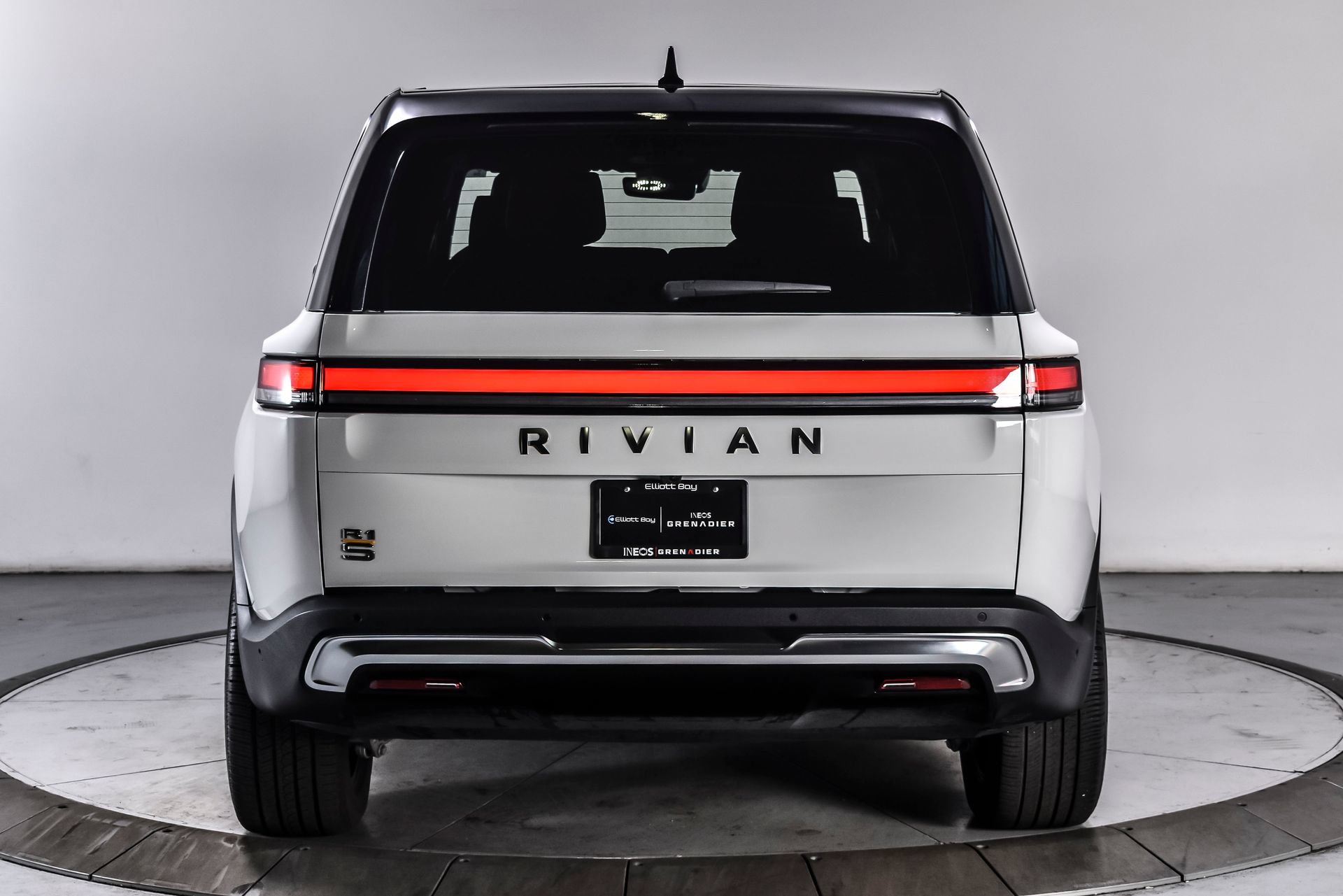 Used 2024 Rivian R1S Adventure AWD/4WD image 4