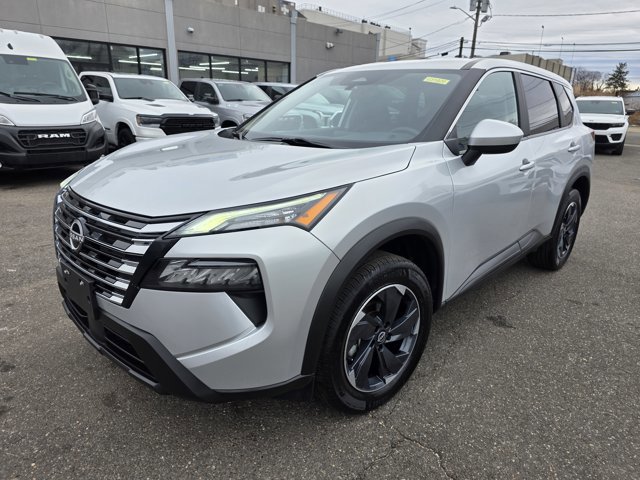 Used 2024 Nissan Rogue SV image 2