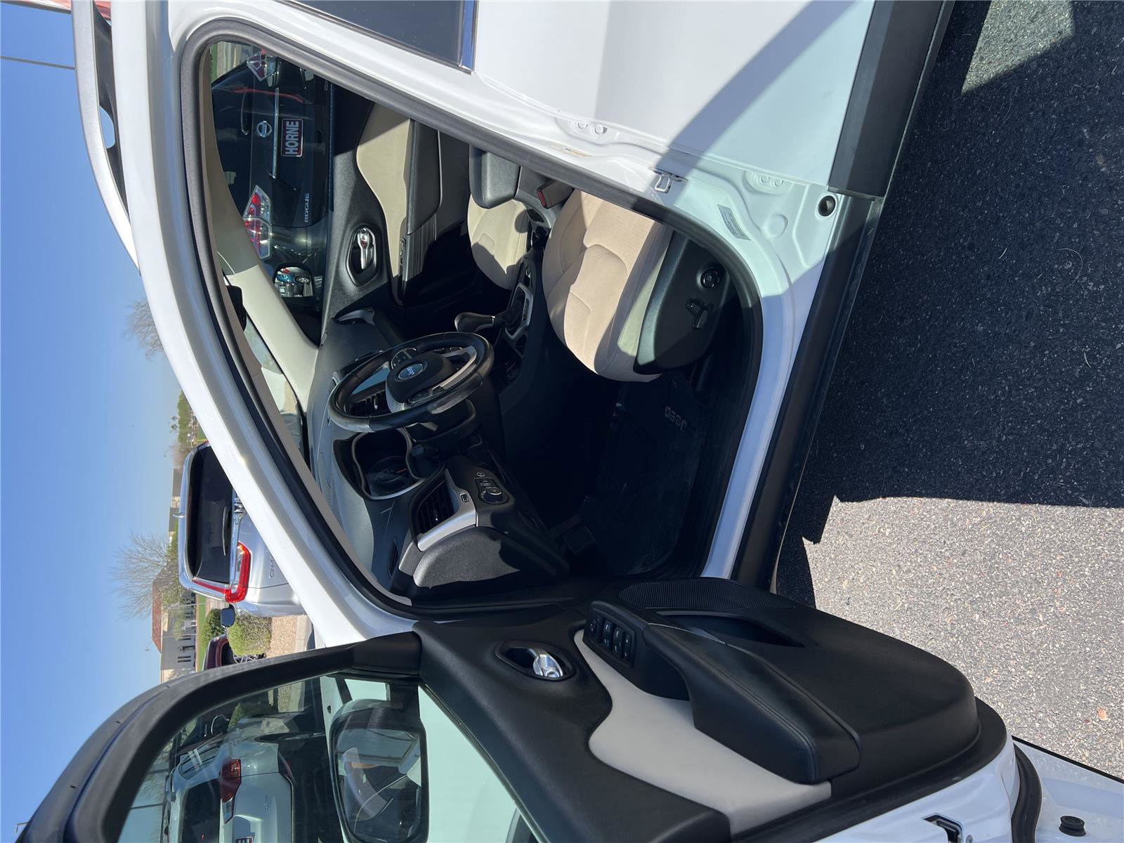 Used 2017 Jeep Cherokee Latitude w/ Comfort/Convenience Group image 9