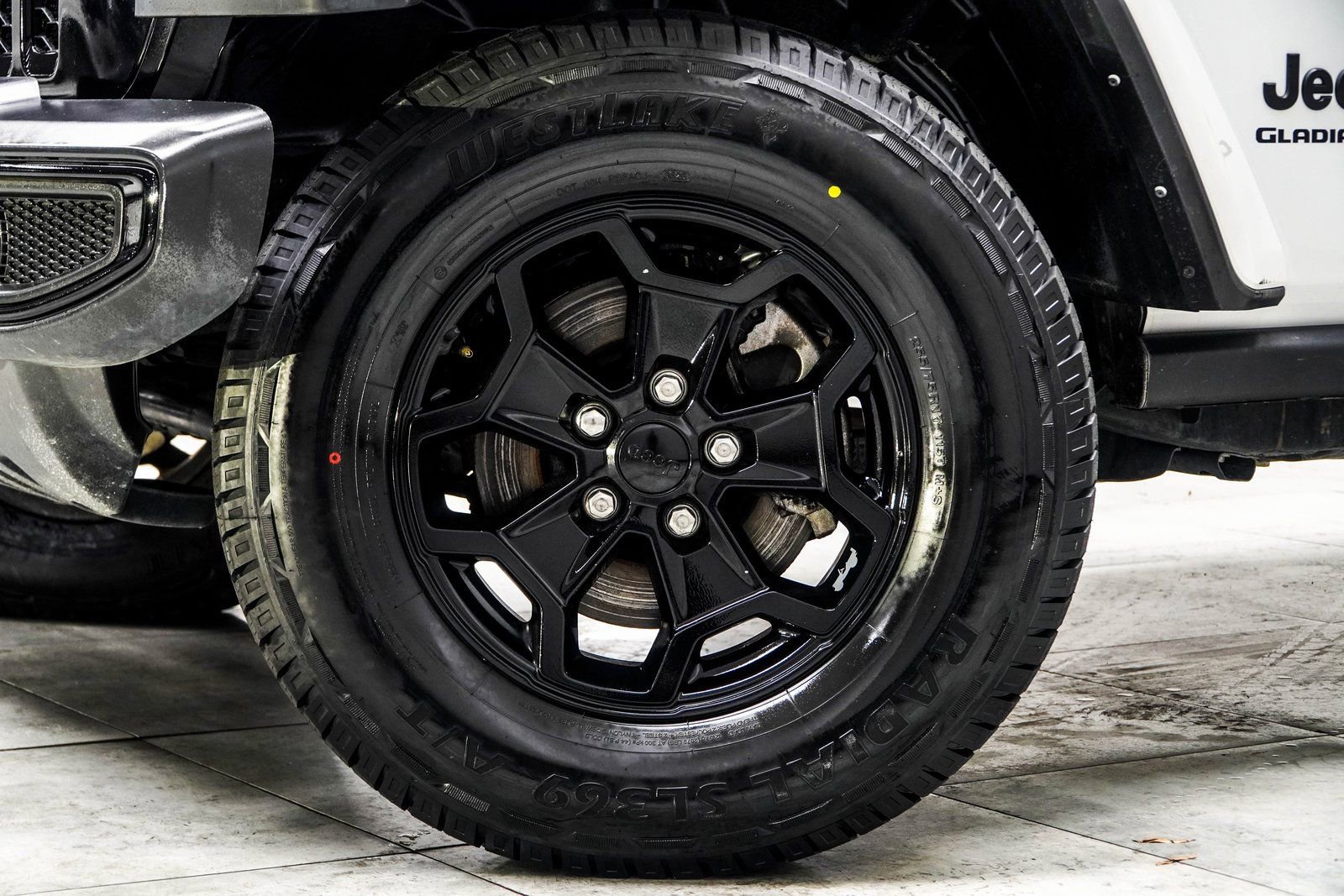 Used 2022 Jeep Gladiator Willys AWD/4WD image 3