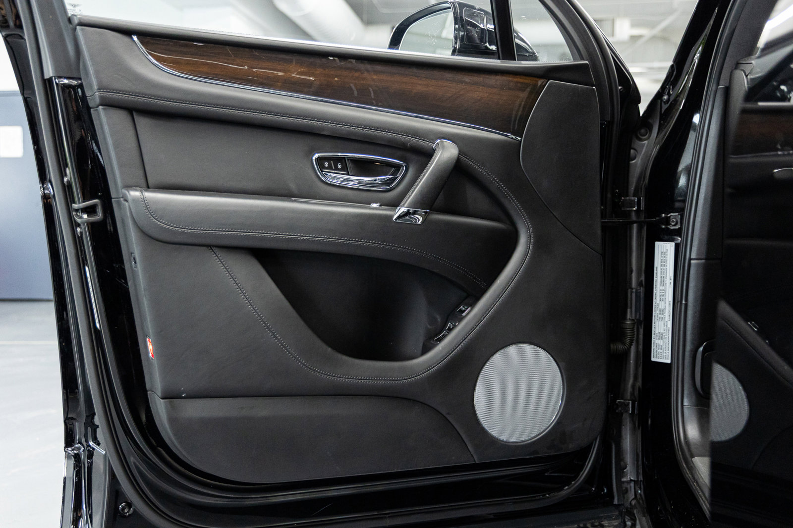 Used 2020 Bentley Bentayga image 24