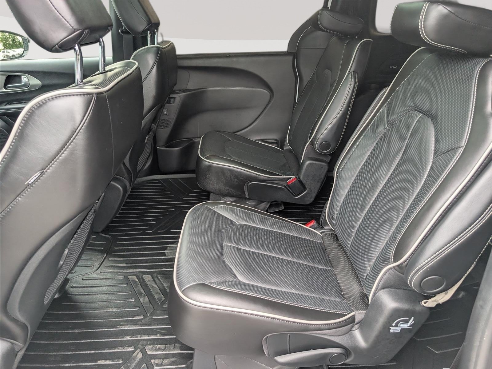 Used 2023 Chrysler Pacifica Limited w/ S Appearance Package AWD/4WD image 17
