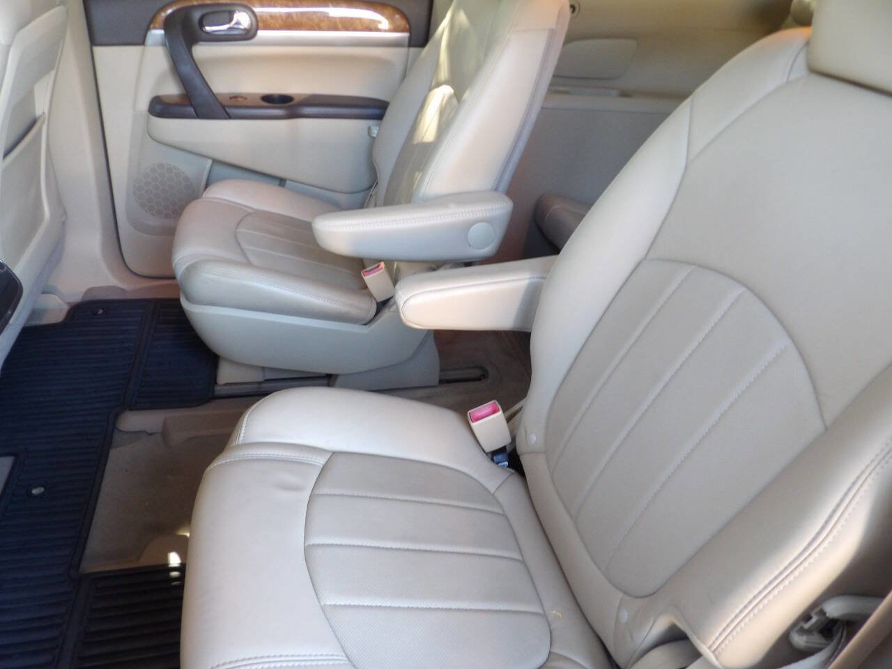 Used 2011 Buick Enclave CXL image 24