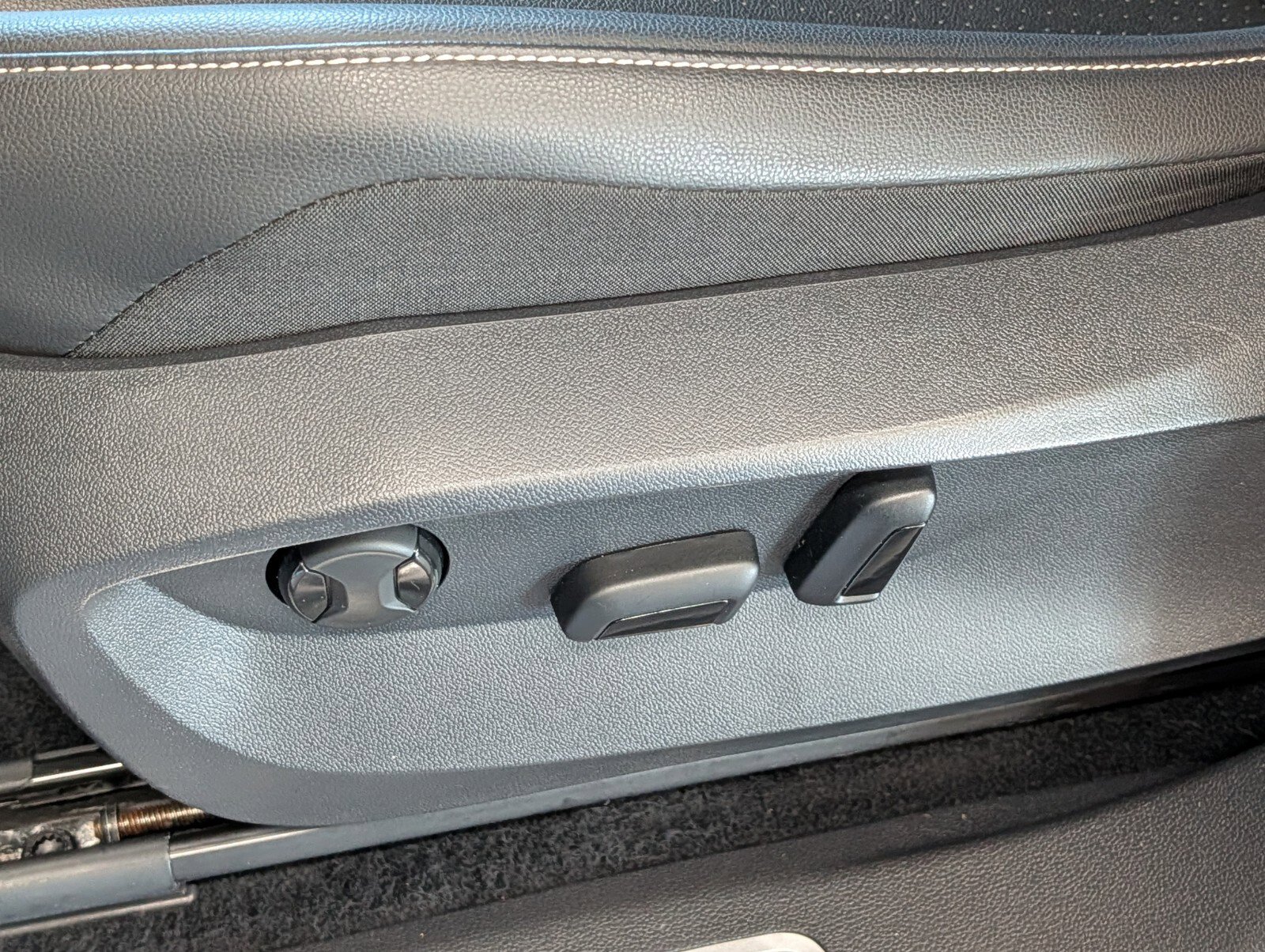 Used 2022 Volkswagen Tiguan SE R-Line image 11