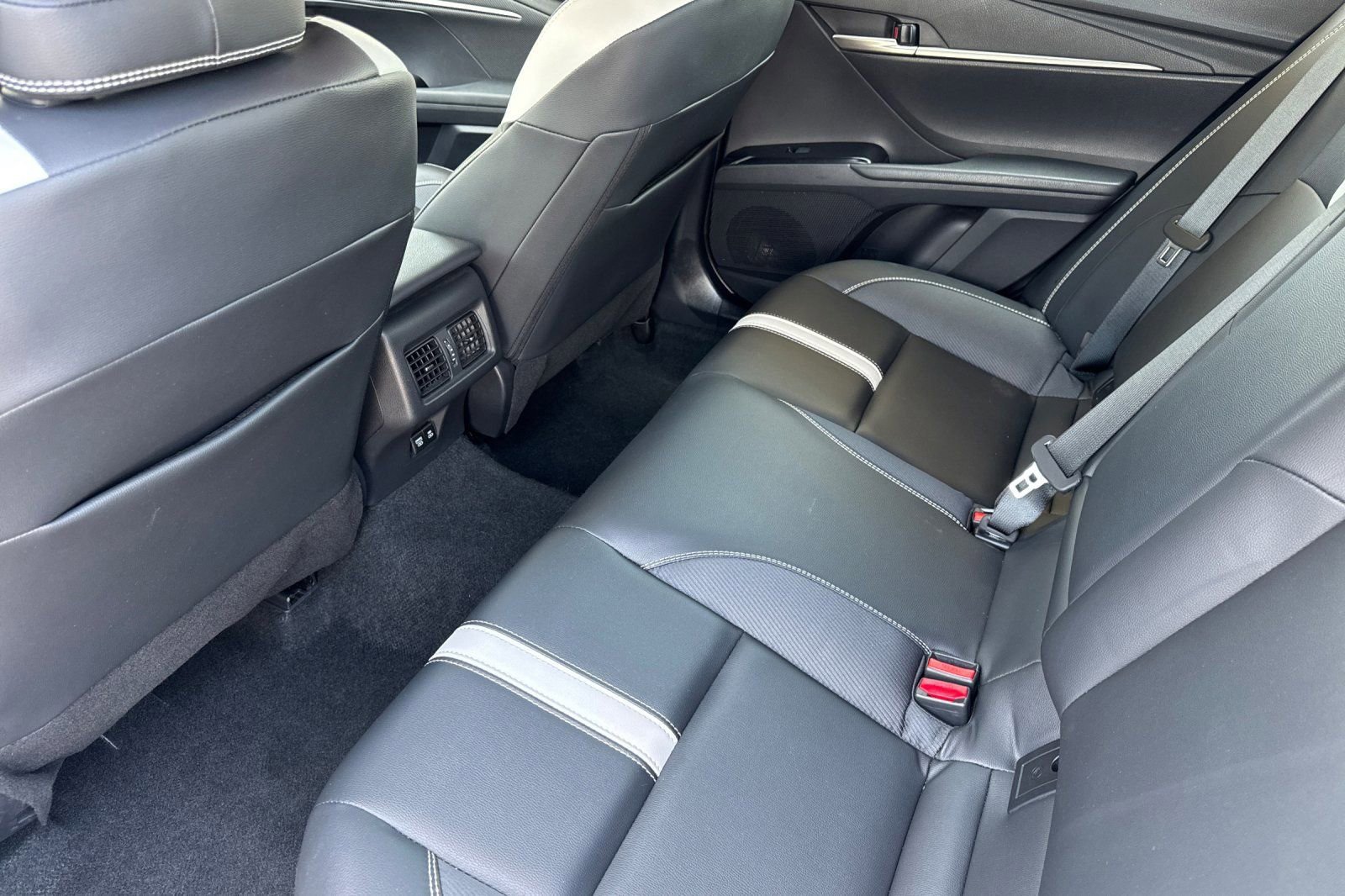 Used 2025 Toyota Camry SE FWD image 13