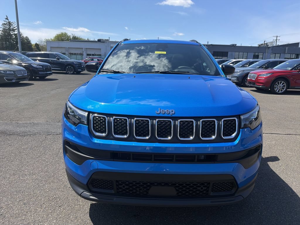 Used 2023 Jeep Compass Latitude w/ Sun and Sound Group AWD/4WD image 10