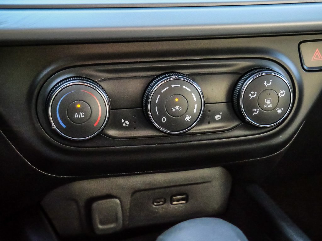 Used 2025 Chevrolet Trax RS w/ Sunroof Package FWD image 32