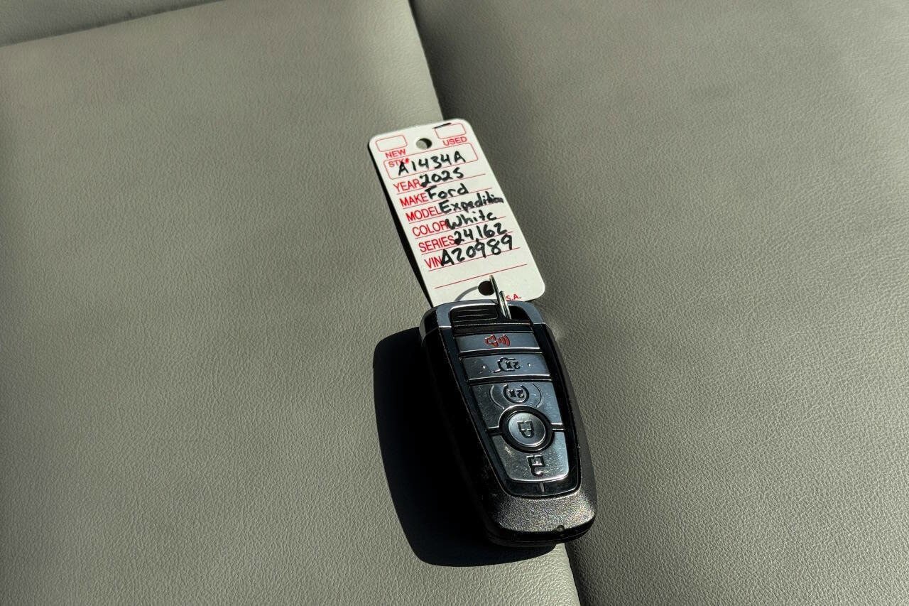 Used 2025 Ford Expedition Active AWD/4WD image 40