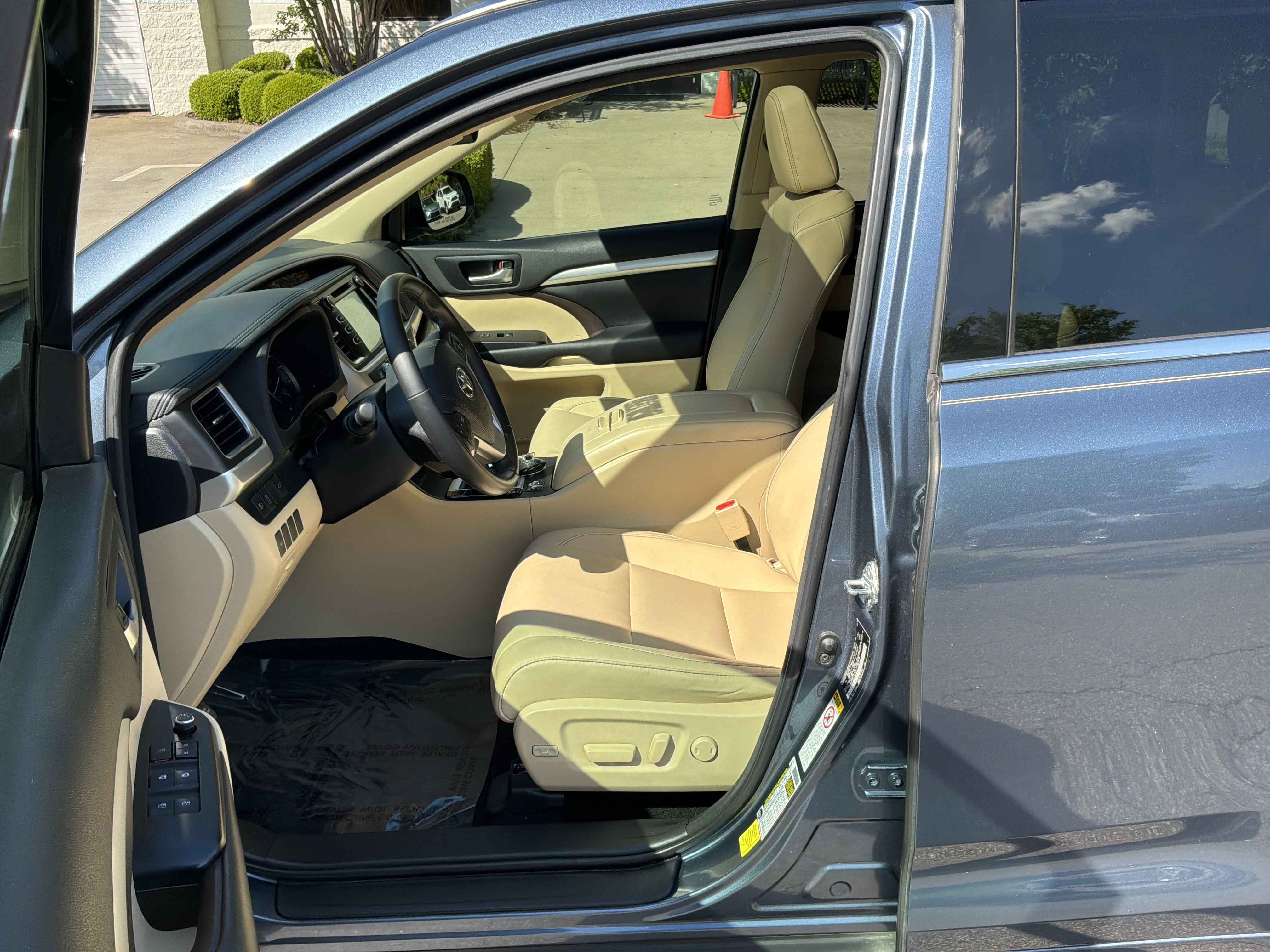 Used 2018 Toyota Highlander XLE image 16