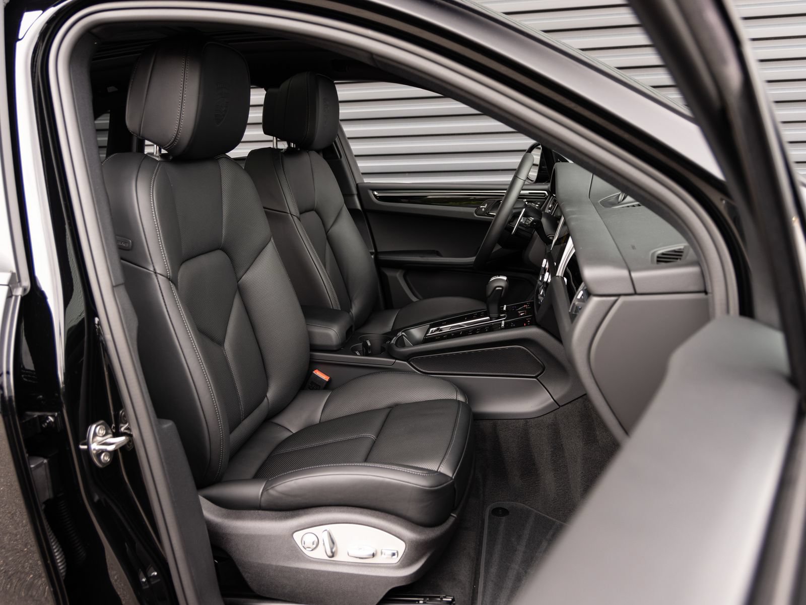 Certified 2026 Porsche Macan AWD/4WD image 34