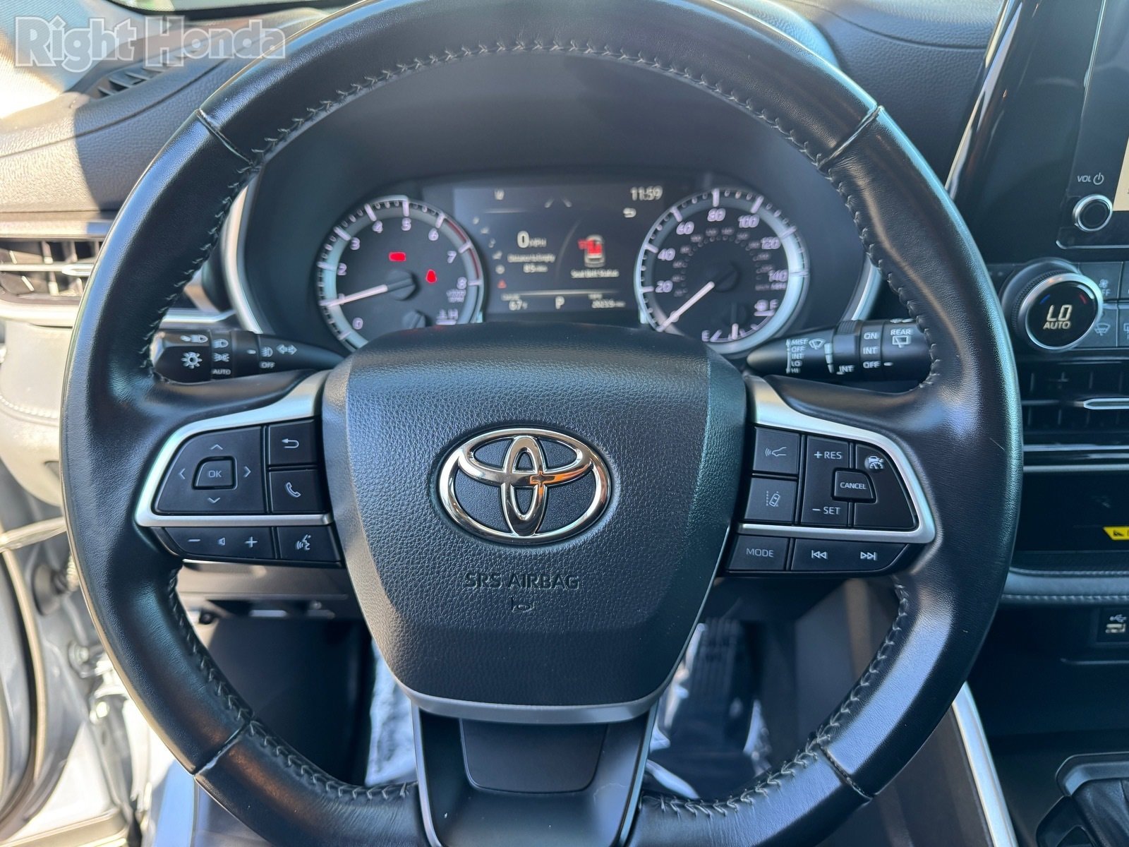 Used 2023 Toyota Highlander XLE image 23