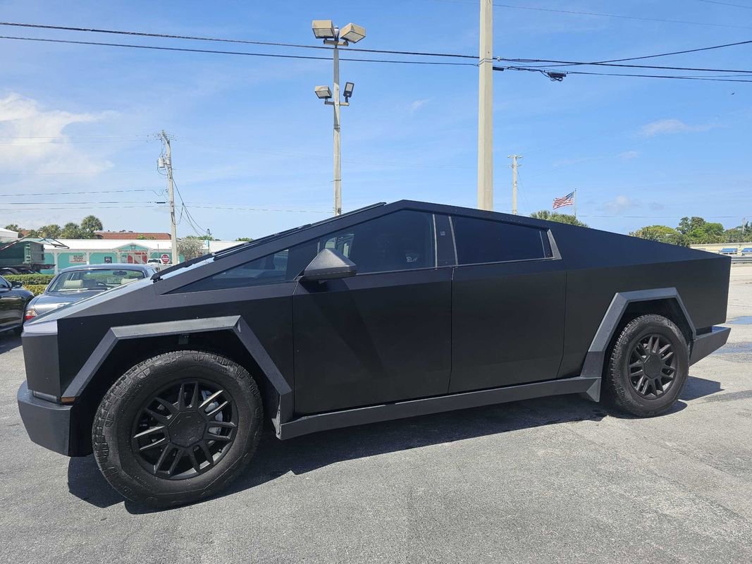 Used 2025 Tesla Cybertruck AWD Crew Cab image 2