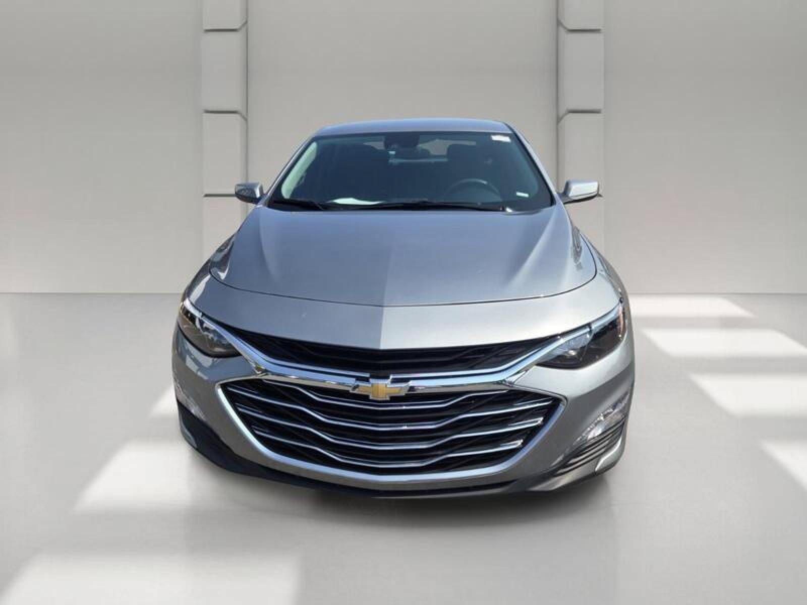 Used 2025 Chevrolet Malibu LT FWD image 2