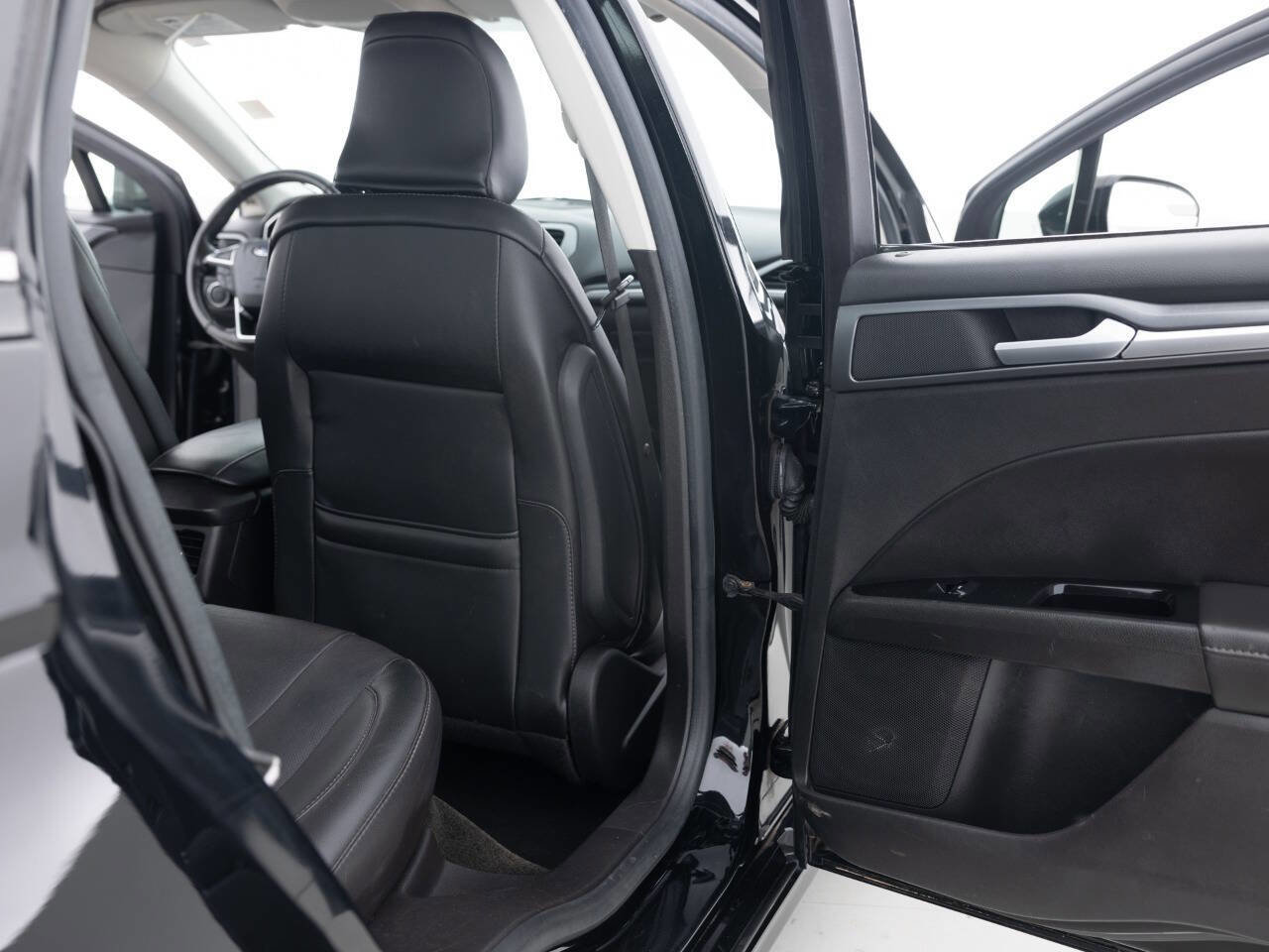 Used 2016 Ford Fusion Titanium image 30